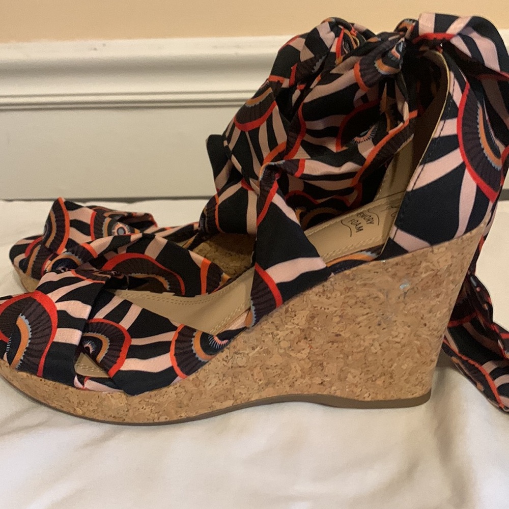 Impo Black and Red Wedges